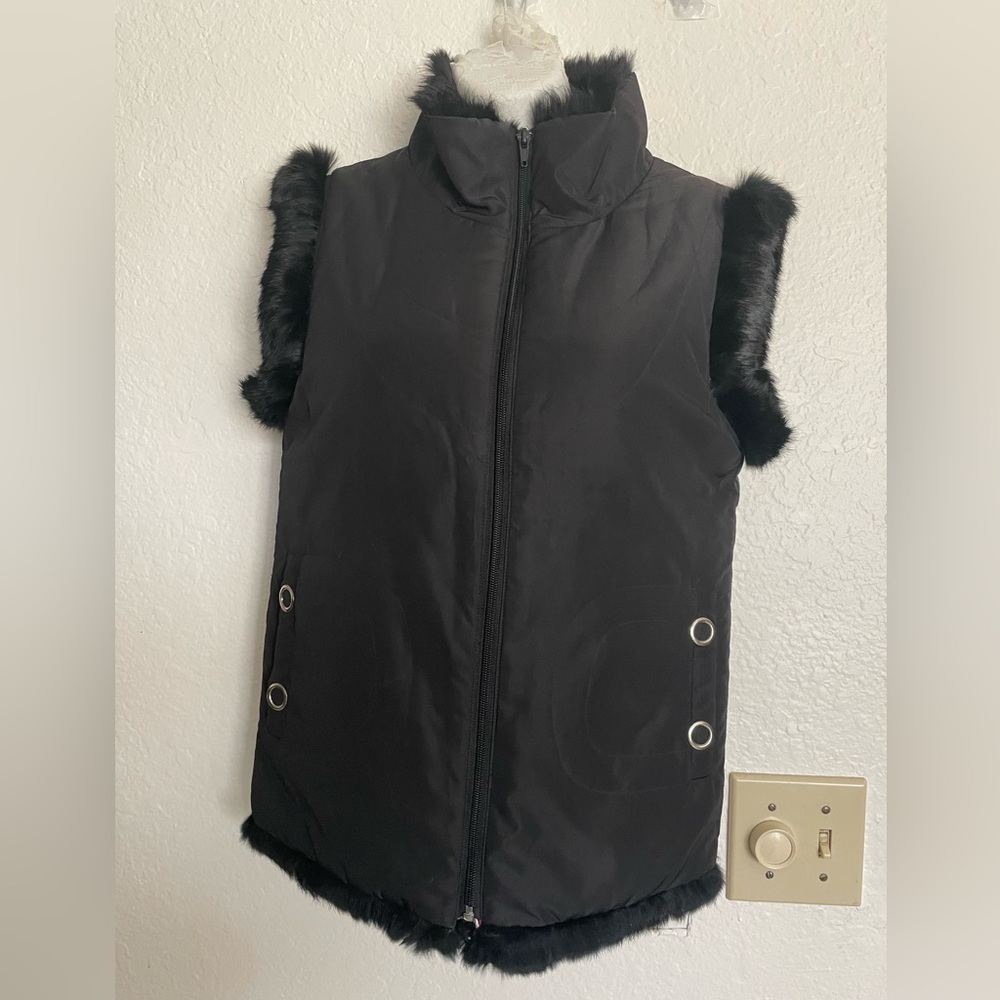 Fifi petite women sleeveless vest. Size small. Black with pink lining.